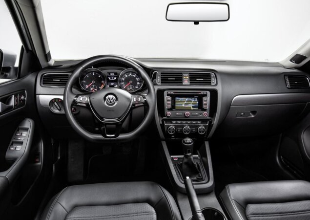 No interior, foram realizadas mudanças pontuais, como a alteração dos materiais de acabamento, além do novo volante emprestado do Golf