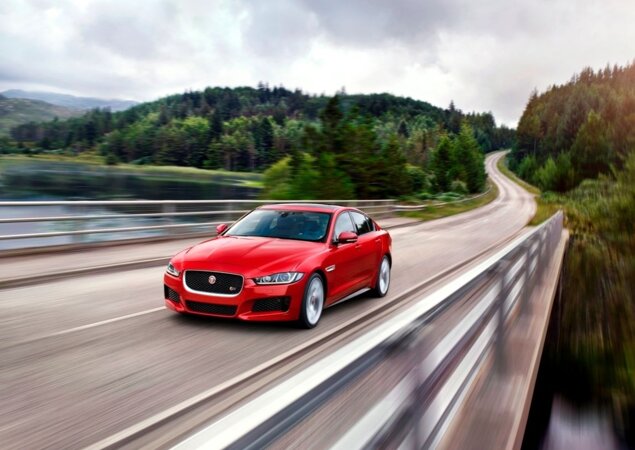 O novo Jaguar XE chegará às lojas brasileiras a partir de 2015, assim como o novo SUV da Land Rover