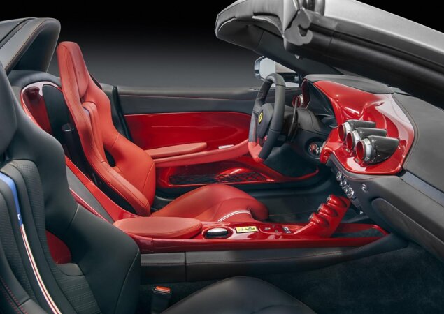 O interior possui revestimento preto mas adiciona detalhes vermelhos na parte do motorista