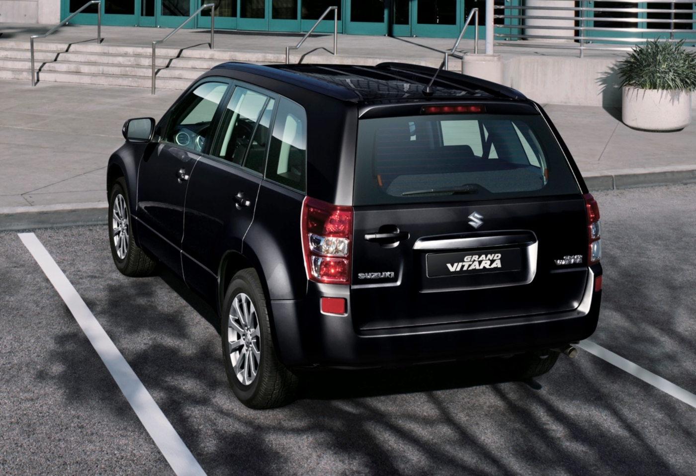 Para a linha 2015, a Suzuki também apresentou uma nova versão sem estepe na tampa traseira, chamada Special Edition
