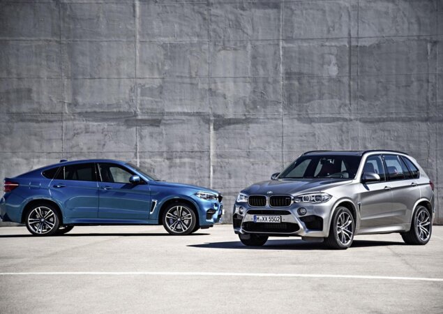 Os novos BMW X5 M (dir.) e X6 M (esq.) foram revelados oficialmente pela fabricante