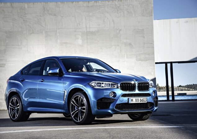O X6 M (foto) possui motor a gasolina 4.4 V8, com 567 cv de potência e 76,47 kgfm. É o mesmo do X5 M