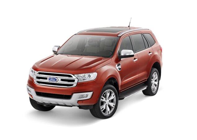 A dianteira do Ford Everest possui grade cromada, faróis com projetores e LEDs, além de protetores de alumínio na parte mais baixa