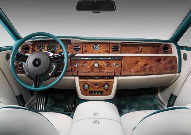 O interior, assim como a carroceria, recebeu a combinação de cores que une branco e detalhes em verde esmeralda