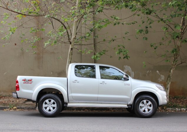 Enquanto a Hilux é mais alta...