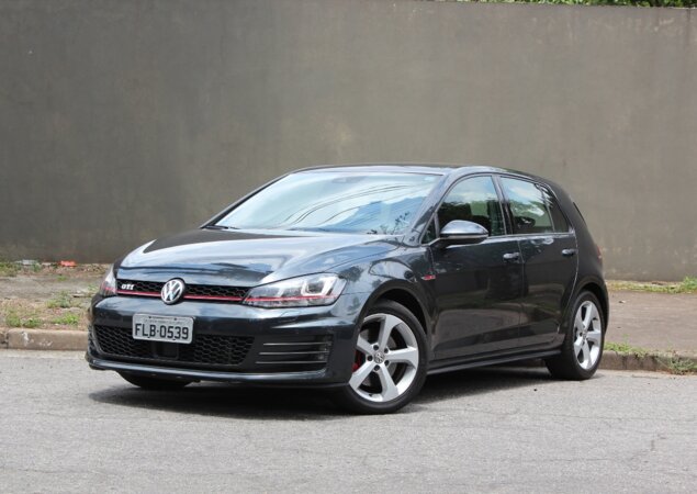 O Volkswagen Golf GTI é oferecido em versão única e sai por R$ 103.890