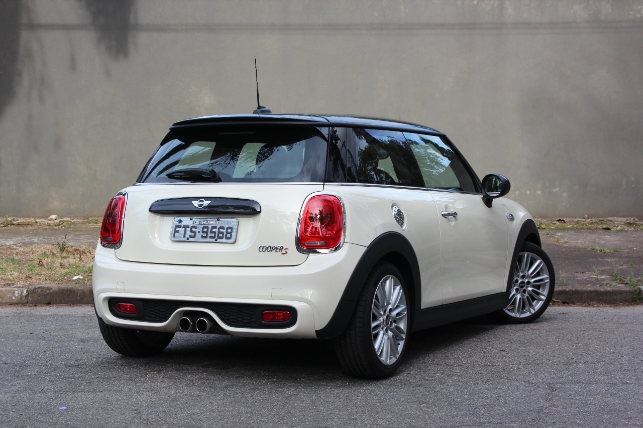 Mini hatch já é vendido no Brasil na nova geração, apresentada em junho deste ano