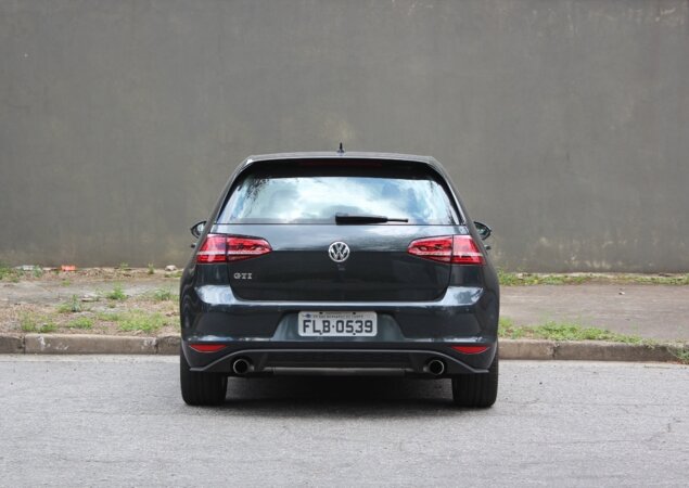 O Volkswagen exibe lanternas mais finas, dando um estilo elegante ao modelo