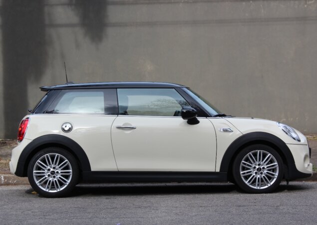 O Mini é menor, com 3,85 m de comprimento e 2,49 m de entre-eixos