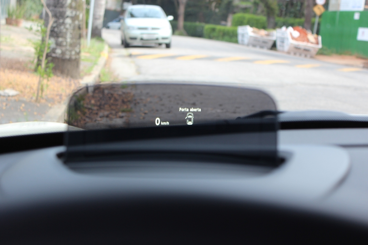 Head-up display vem de série na versão mais cara, a Top, e exibe informações como velocidade e indicações do GPS