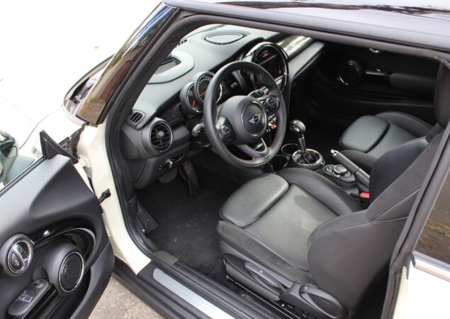 Interior do Mini repete o estilo retrô do exterior