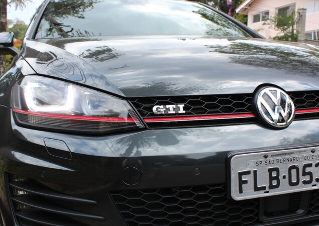 Linha vermelha que atravessa a grade e os faróis é diferencial da versão esportiva GTI