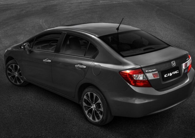 Configuração topo de linha é equipada com teto solar e maçanetas cromadas