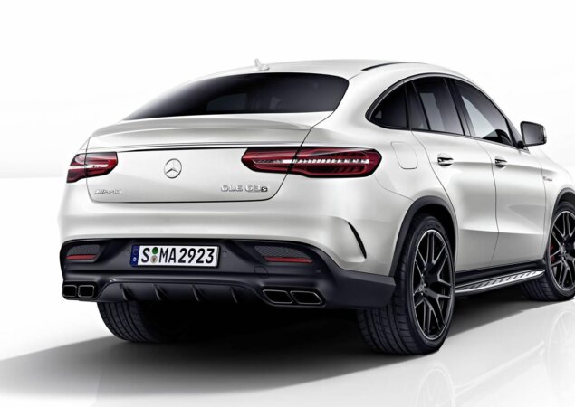 Além dos detalhes escurecidos, o modelo recebe rodas maiores - aro 21 nos modelos convencionais e aro 22 nas versões AMG