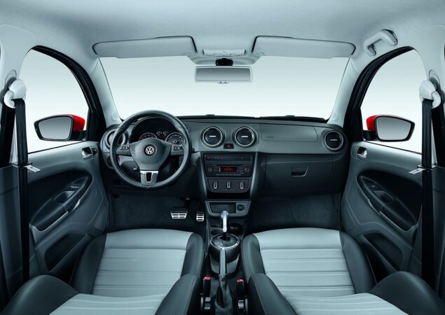 Interior também recebe detalhes cromados na versão topo de linha Highline do Gol e do Voyage