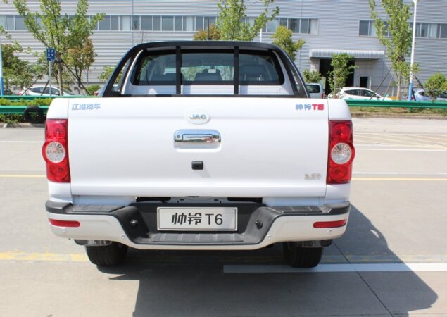 A picape 4x2 é equipada com motor 2.8 turbodiesel de 115 cv de potência