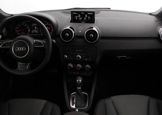 Interior do A1 é simples, mas tecnológica