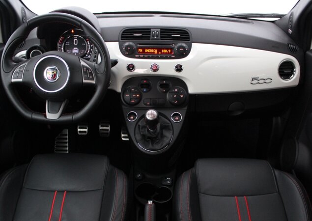 Mesmo na opção Abarth, cabine do 500 é nostálgica