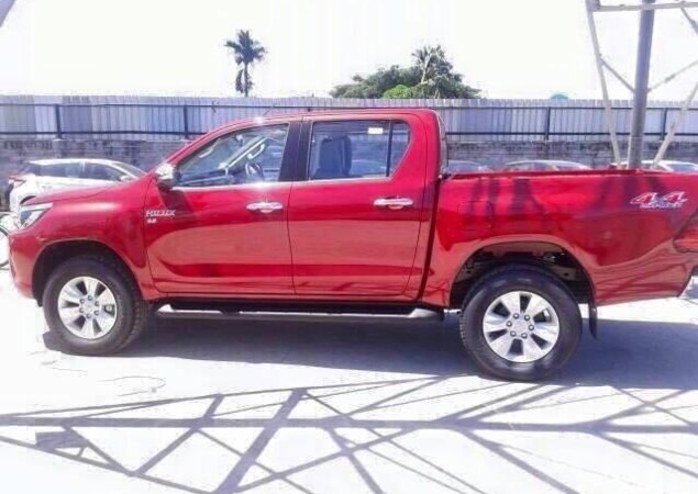 A lateral da picape aposta por linhas limpas e sóbrias