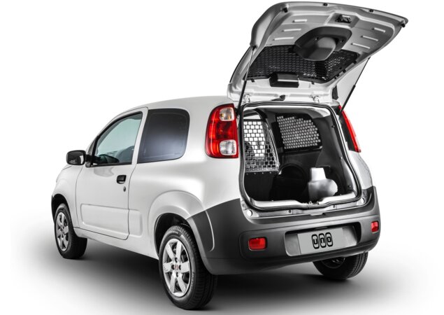 O modelo traz porta-malas adaptado para o transporte de carga