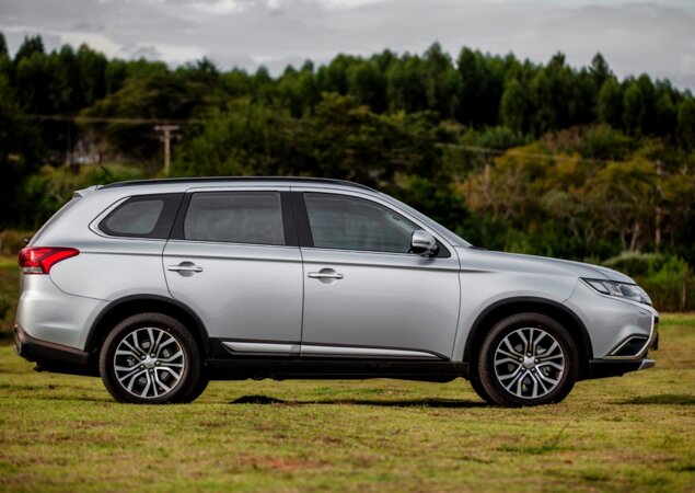 Com 2,8 m de entre-eixos, Outlander é um carro confortável