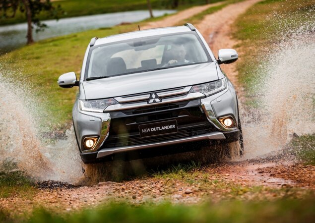 Com tração integral em todas as configurações, Outlander vai bem quando o asfalto acaba