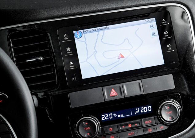 Central multimídia vem de série apenas na versão a diesel, mais cara, e faz parte de um kit de opcionais para a intermediária V6