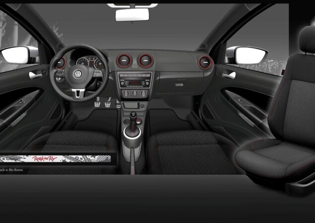 Interior traz detalhes em vermelho, pedais de alumínio e revestimento dos bancos e soleira das portas exclusivos