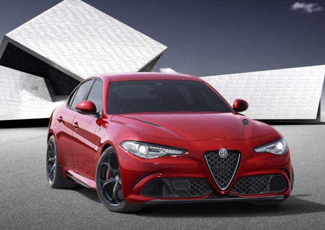 A versão topo de linha Quadrifoglio Verde (foto) terá motor de seis cilindros com 517 cv de potência
