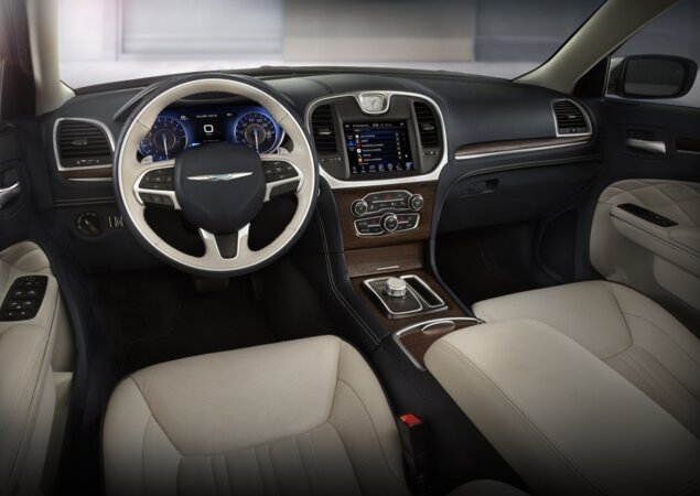 Na cabine o novo 300C ganhou volante redesenhado e comando giratório do câmbio