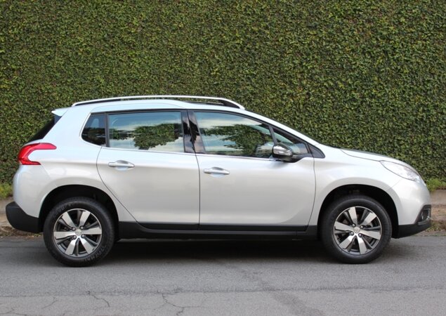 Já o Peugeot optou pela harmonia das linhas e elegância