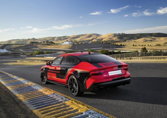 Sob o capô está um motor a gasolina 4.0 V8 biturbo de 560 cv de potência