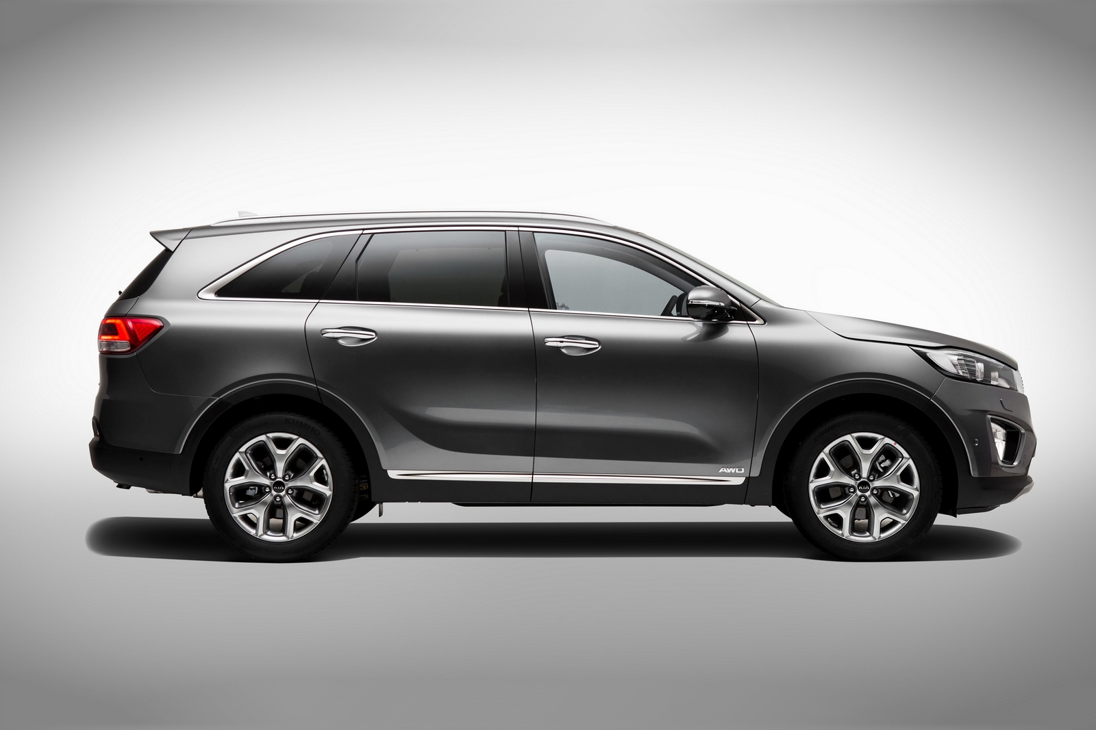 Por aqui, o modelo será vendido em versão única com motor V6
