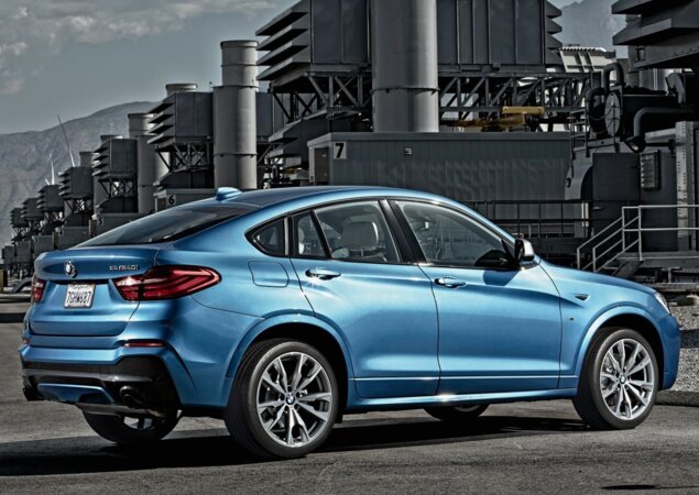 A versão M40i dispõe de saída dupla de escape com ponteira escurecida