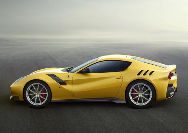 Os vidros laterais foram modificados em relação à F12berlinetta