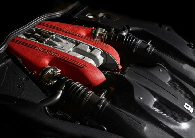 Com 40 cv a mais, o motor 6.2 V12 entrega 780 cv de potência