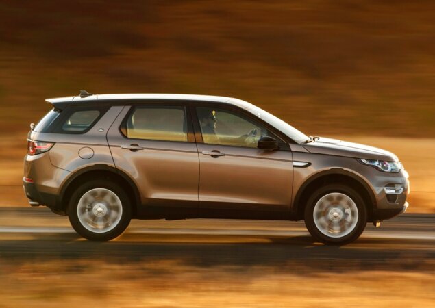 A autonomia, segundo a Land Rover, é de até 900 km