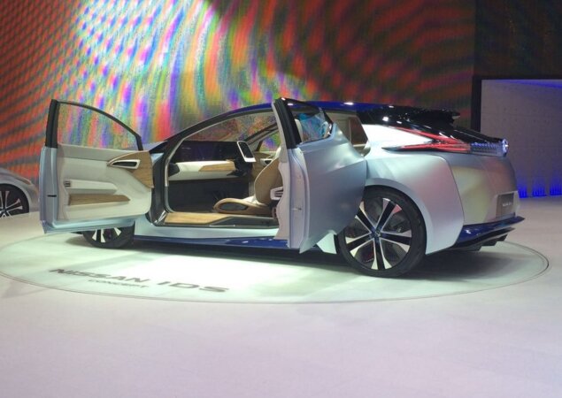 O estilo futurista do Nissan IDS também está presente no interior, que recolhe o volante para criar uma central de entretenimento no modo autônomo