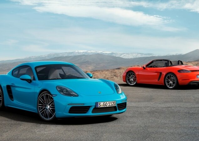 Novos 718 Cayman (à esq.) e 718 Boxster (à dir.) já podem ser reservados no Brasil