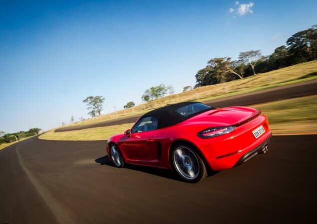 O 718 Boxster S 2.5 cumpre a aceleração da imobilidade aos 100 km/h em 4,4 segundos