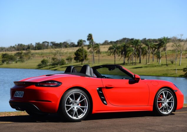 O 718 Boxster 2.0 custa R$ 368.000 enquanto o 718 Boxster S 2.5 custa R$ 466.000