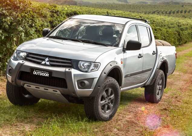 Mas segue à venda a L200 Triton nas versões com o visual antigo, como a Outdoor (foto)