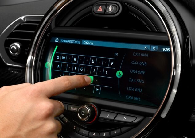 Central multimídia possui tela de 8,8 polegadas com GPS