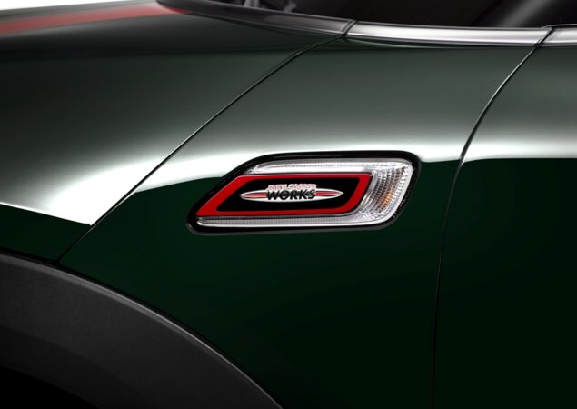Detalhe do emblema JCW na lateral