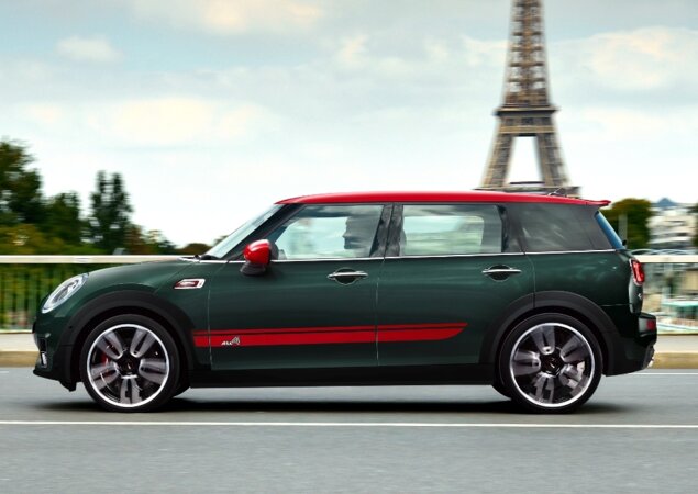 Sob o capô está o motor 2.0 de quatro cilindros TwinPower Turbo (de dupla voluta) que rende 231 cv de potência