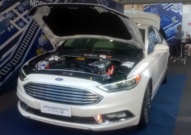 Segundo a Ford, sedã roda a até 100 km/h usando apenas o motor elétrico