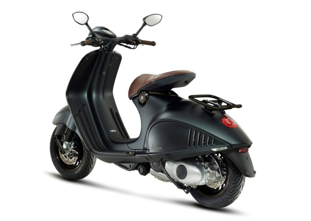 Vespa 946 Emporio Armani