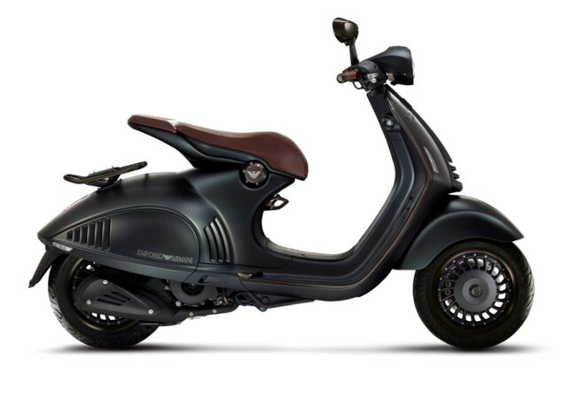 Vespa 946 Emporio Armani