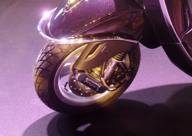 Todos os modelos Vespa têm freios com ABS