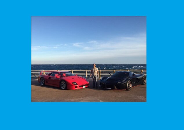 Massa posa ao lado de suas Ferrari F40 e LaFerrari